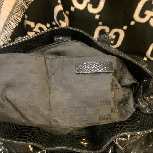 Micheal Kors Purse - Picture 7 of 9